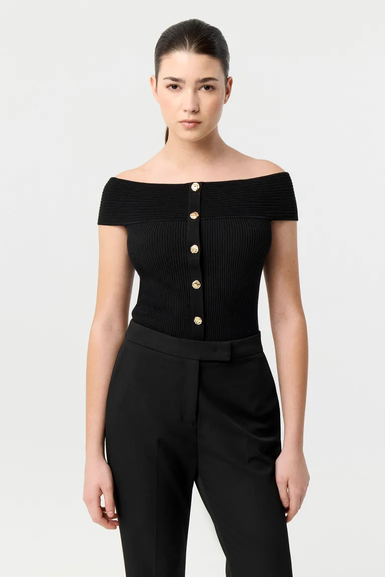 Top de punto con hombros descubiertos y botones metálicos al frente de Markova en Tops para argentina