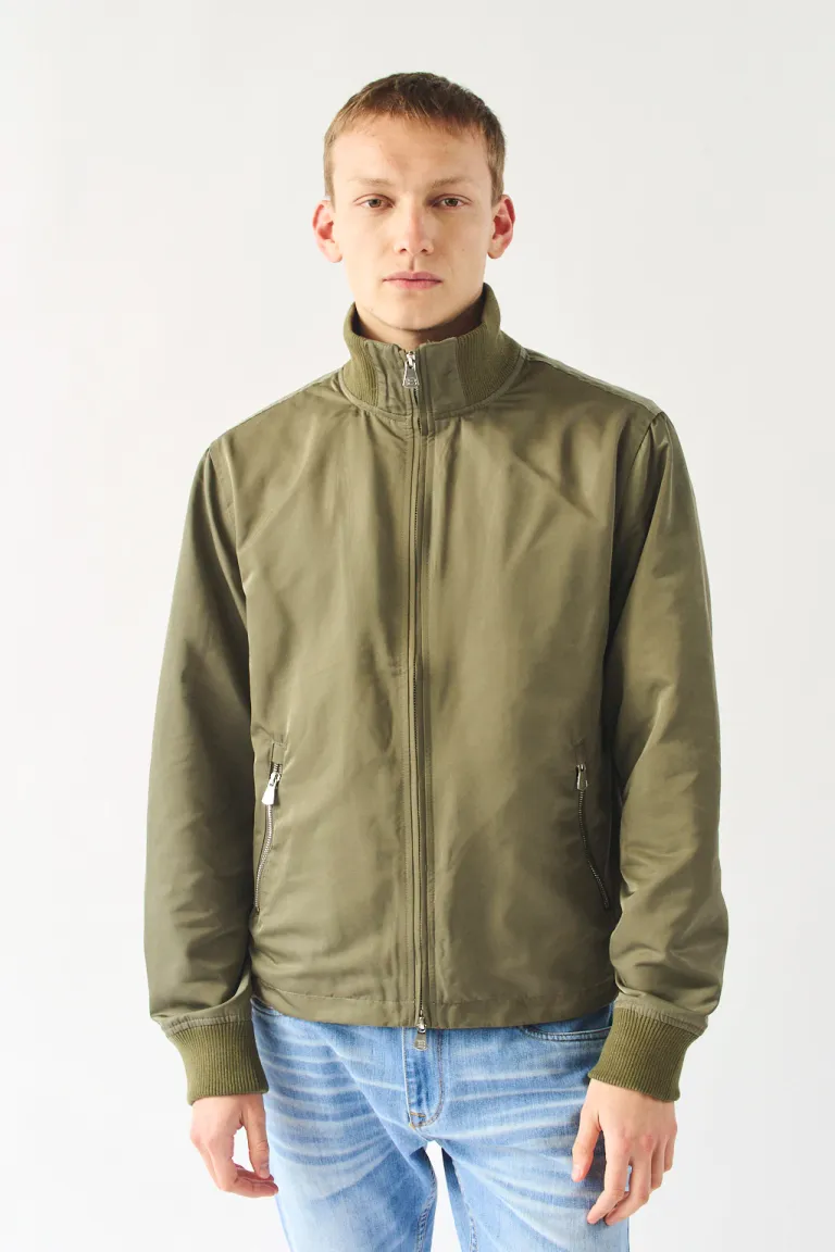 Campera ligera y forrada de diseño minimalista en tono verde oliva de Bensimon en Abrigos y Camperas para argentina