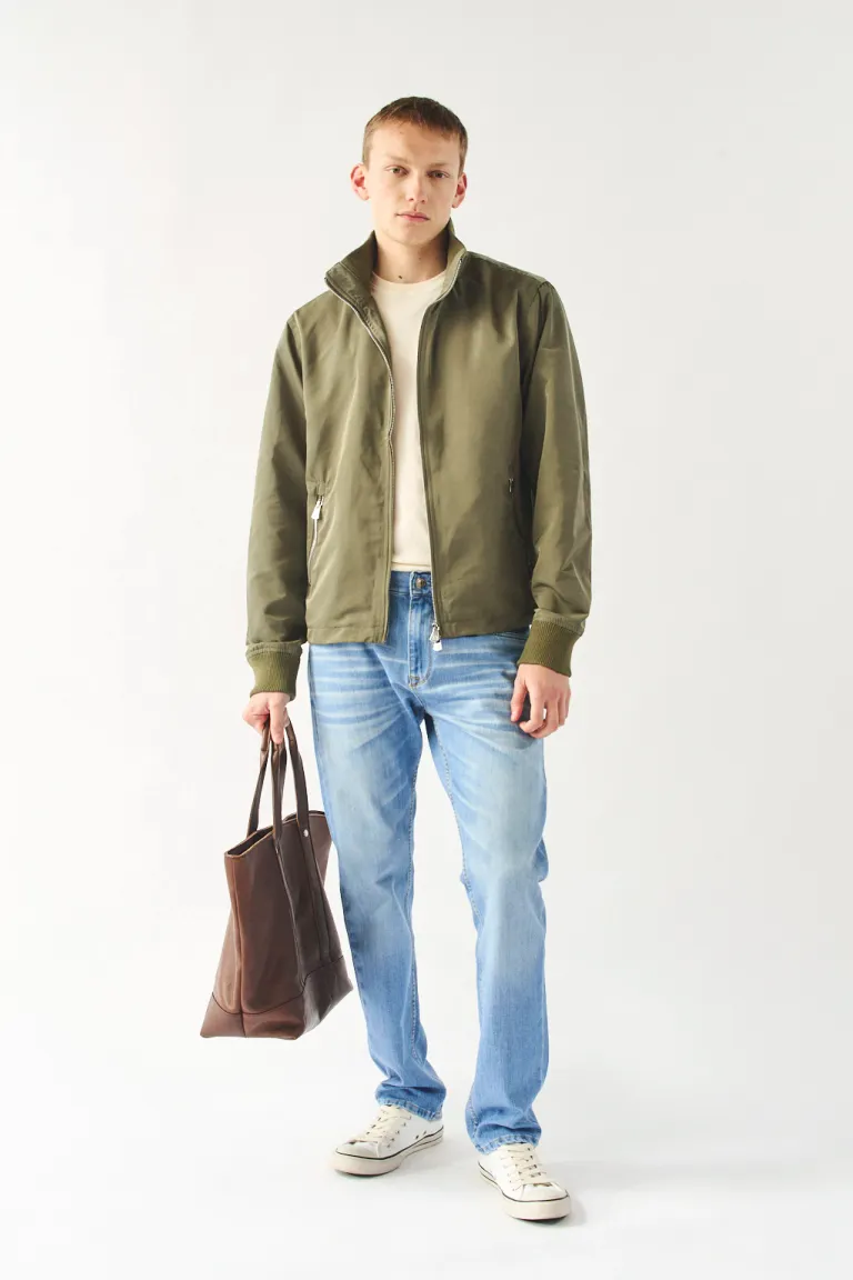 Campera ligera y forrada de diseño minimalista en tono verde oliva de Bensimon en Abrigos y Camperas para argentina