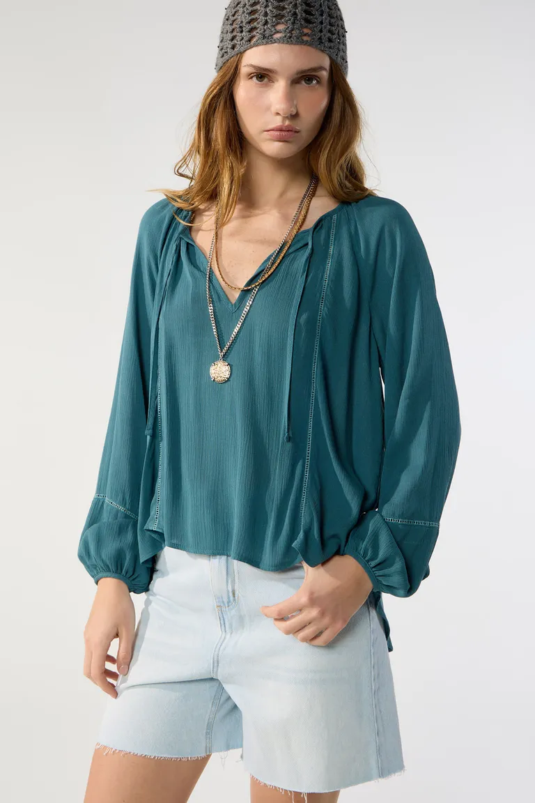 Blusa de viscosa con escote redondo fruncido y aberturas con lazo de Cuesta Blanca en Blusas para argentina