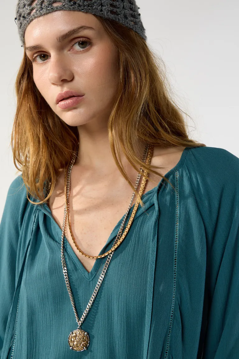 Blusa de viscosa con escote redondo fruncido y aberturas con lazo de Cuesta Blanca en Blusas para argentina