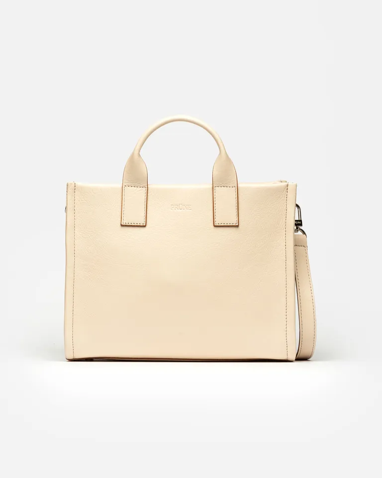 Cartera de mano de cuero liso vegetal con manija y correa larga de Prüne en Bolsos y Carteras para argentina