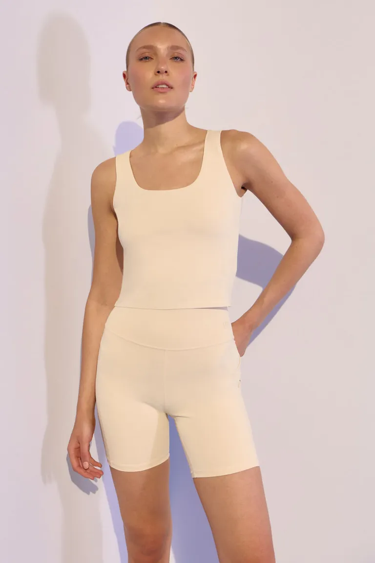 Remera sin mangas de escote cuadrado y breteles anchos, confeccionada en tela de punto confortable de Portsaid en Remeras para argentina