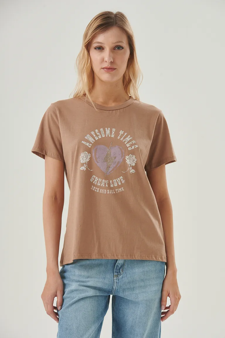 Remera marrón con estampado de rayo y detalles de brillos, mangas cortas y cuello redondo para un look relajado y urbano de Sweet en Remeras para argentina