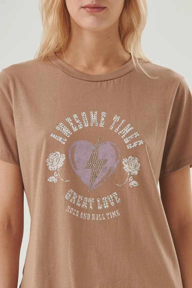 Remera marrón con estampado de rayo y detalles de brillos, mangas cortas y cuello redondo para un look relajado y urbano de Sweet en Remeras para argentina