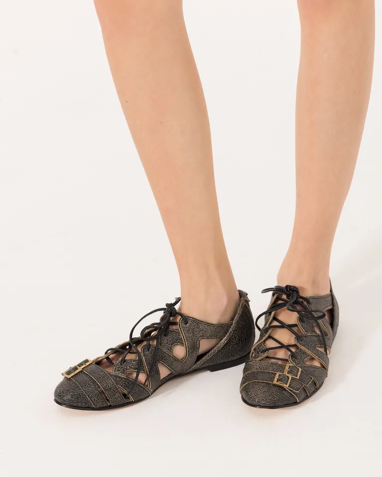 Zapato Lisa acordonado de cuero negro con detalles metálicos y aplique exclusivo de Jazmin Chebar en Zapatos con Tacos para argentina