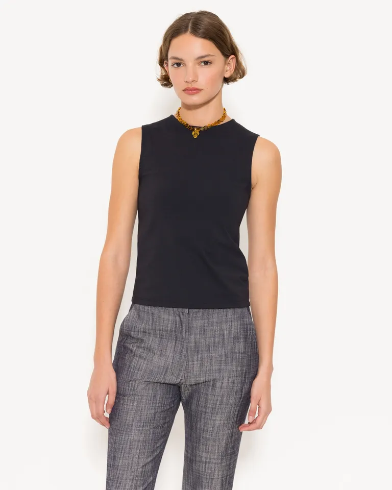 Elegante Prenda de Punto Negra con Detalles Decorativos en Escote de Jazmin Chebar en Tops para argentina