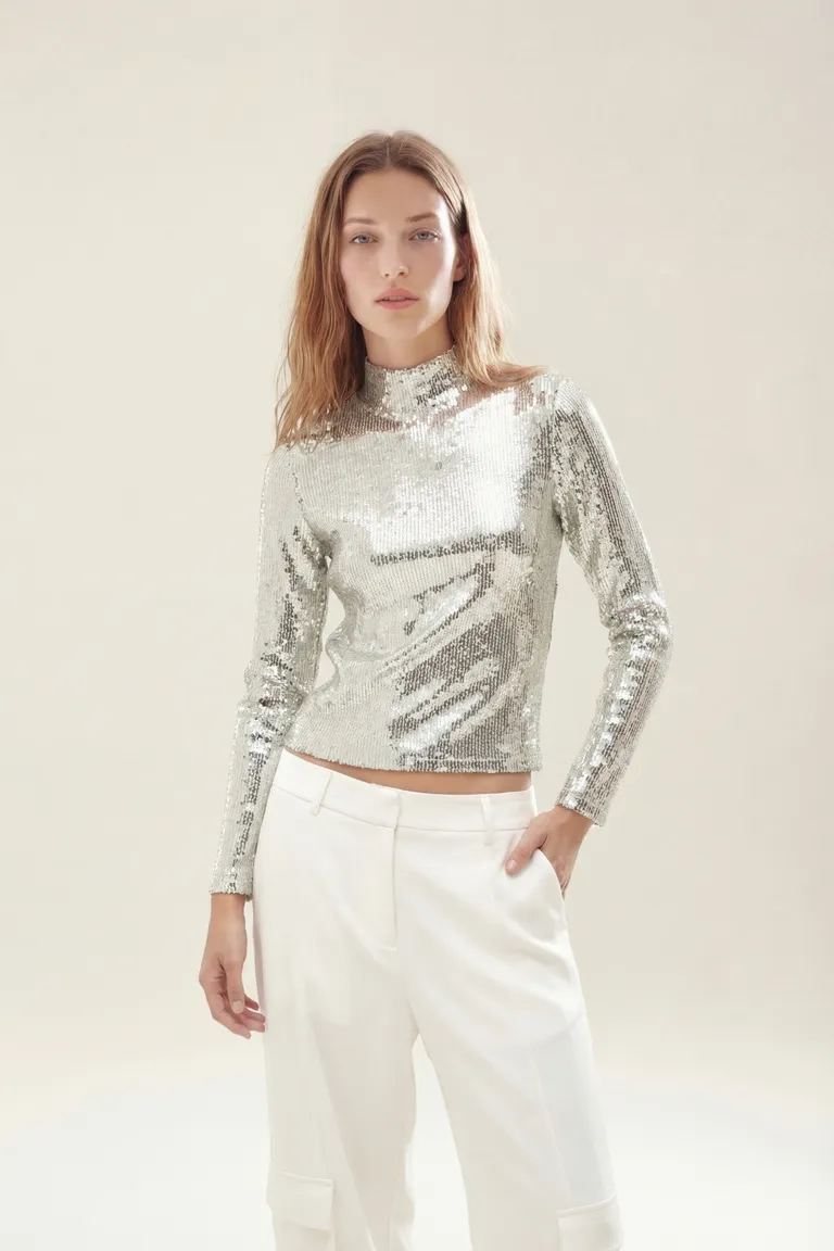 Remera de manga larga con cuello alto y detalle de lentejuelas de Akiabara en Remeras para argentina