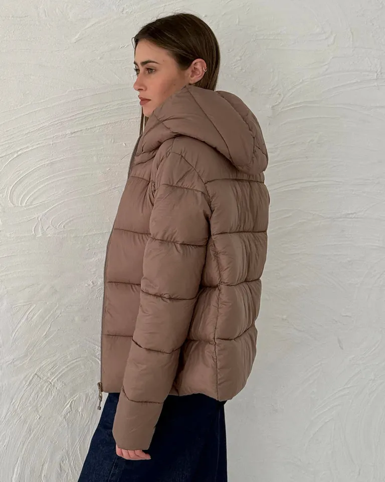 Abrigo puffer con capucha desmontable y bolsillos, un accesorio imprescindible para el invierno de Sky en Chaquetas para argentina