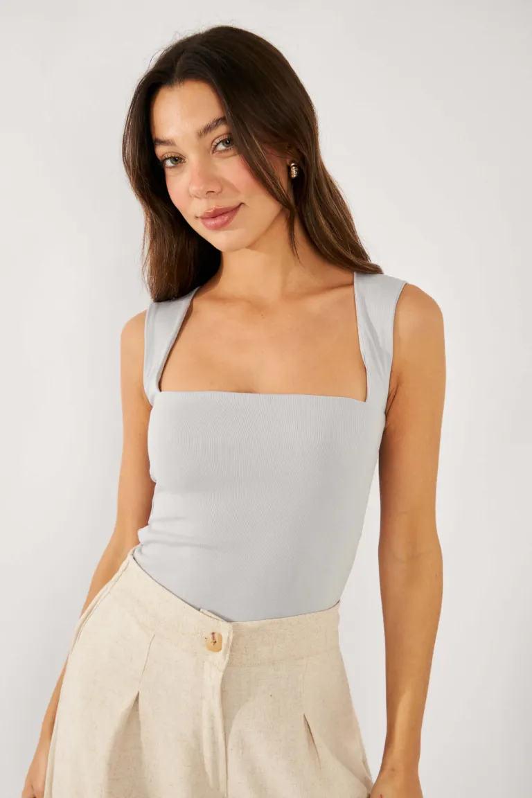 Body de escote cuadrado confeccionado en micro morley para un look moderno y elegante de Belle en Bodies para argentina