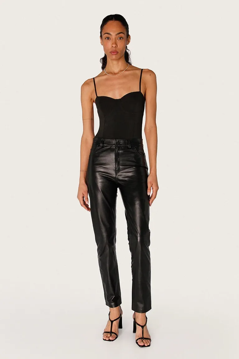 Pantalón negro de cuero de corte recto y pierna recta con cierre abotonado de Sofia Sarkany en Pantalones para argentina