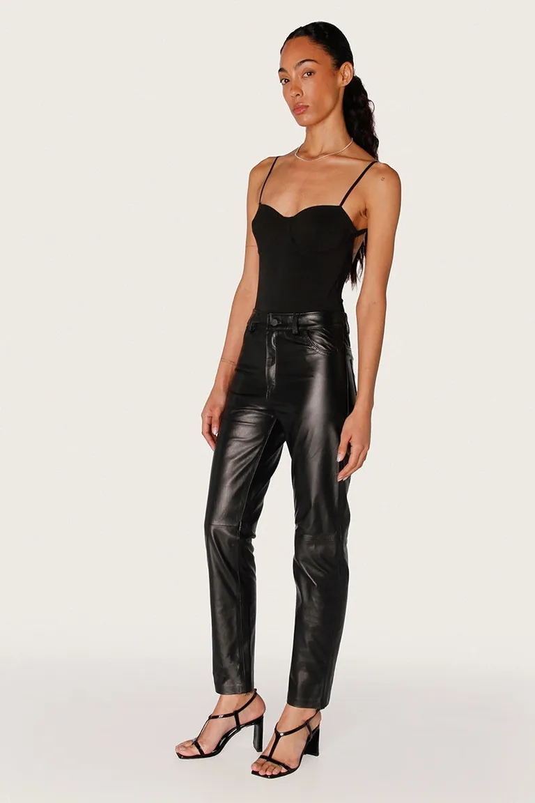 Pantalón negro de cuero de corte recto y pierna recta con cierre abotonado de Sofia Sarkany en Pantalones para argentina