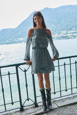 Vestido corto hombros descubiertos de Mango Teen en Vestidos para argentina