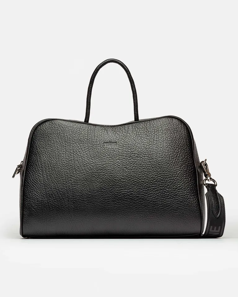 Cartera de mano The Club en cuero graneado negro con asa y silueta moderna de Prüne en Bolsos y Carteras para argentina