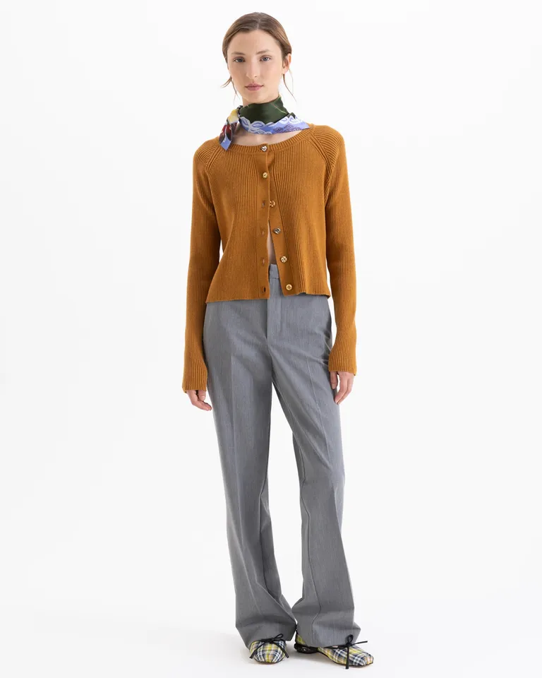 Cardigan de tejido liviano con botones frontales y mangas ranglan de calce entallado de Jazmin Chebar en Buzos y Sweaters para argentina