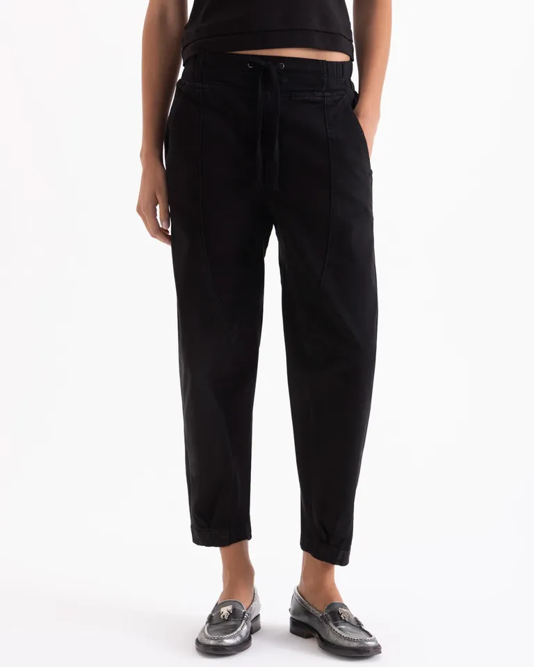 Pantalón tipo babucha de tiro medio con cintura elastizada, bolsillos frontales y traseros, corte al tobillo de Jazmin Chebar en Pantalones para argentina