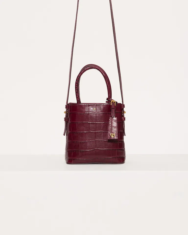 Mini tote de cuero crocco con broche imán y correa desmontable de Jazmin Chebar en Bolsos y Carteras para argentina