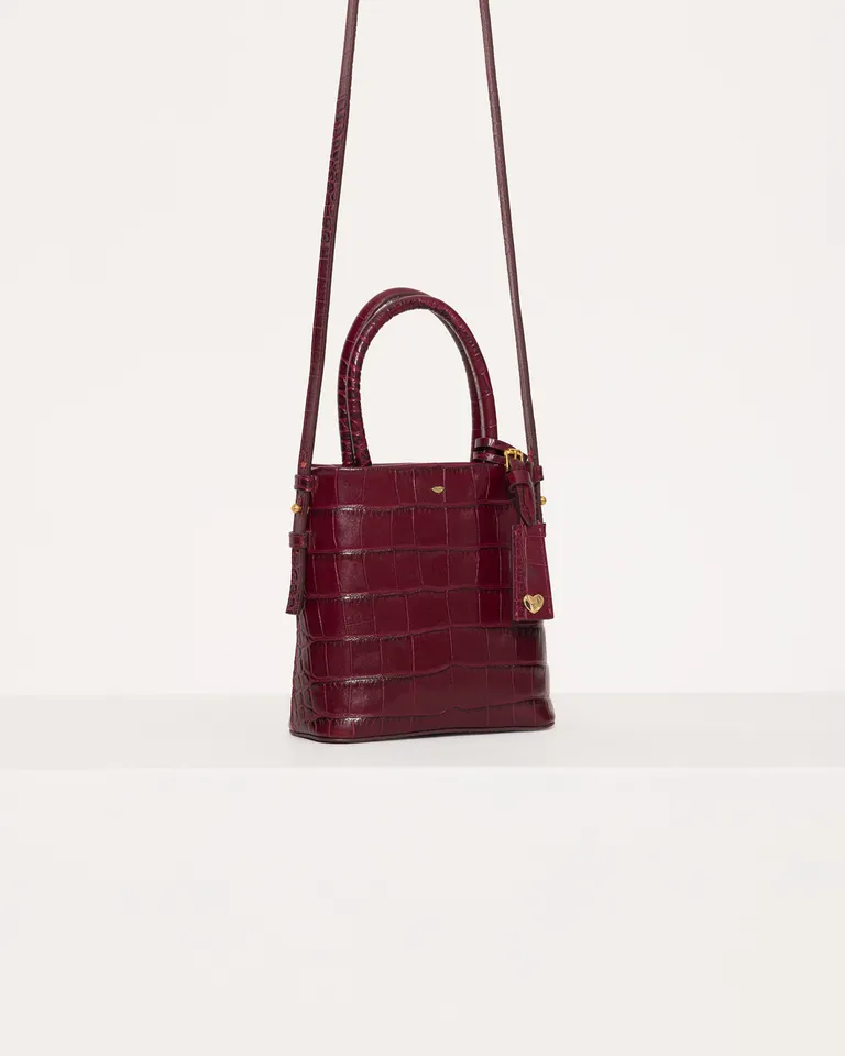 Mini tote de cuero crocco con broche imán y correa desmontable de Jazmin Chebar en Bolsos y Carteras para argentina