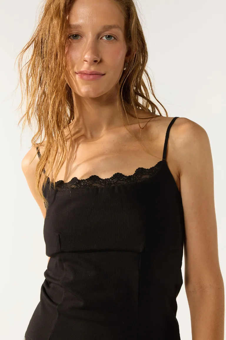 Musculosa negra de punto elástico con escote de puntilla de Cuesta Blanca en Tops para argentina