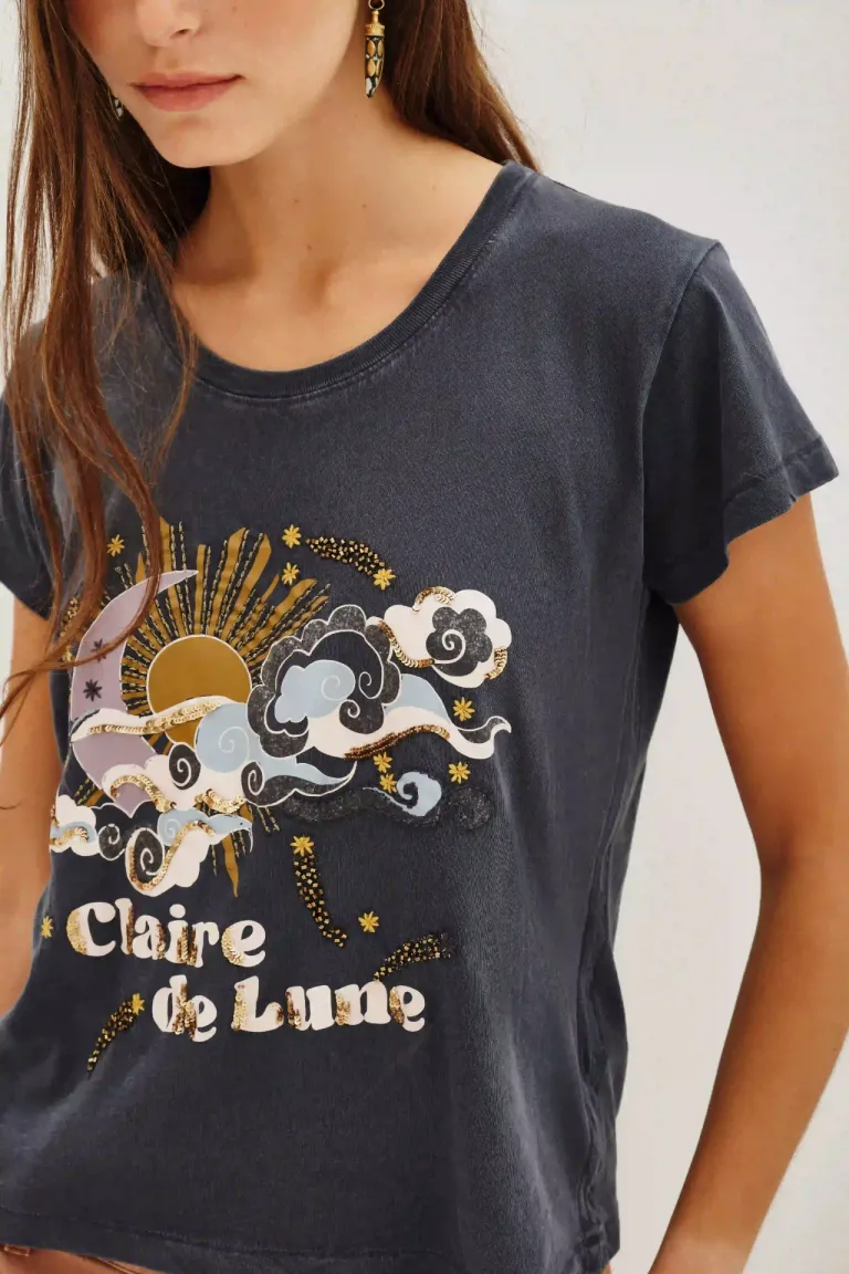 Remera manga corta con estampa gráfica frontal de temática astronómica de Rapsodia en Remeras para argentina