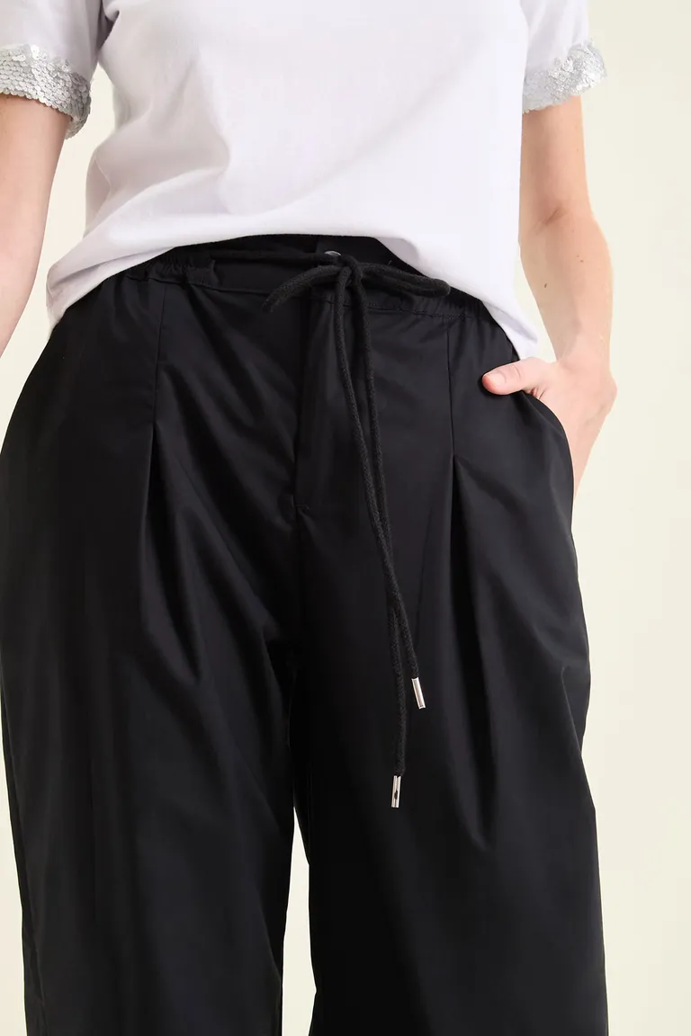 Pantalón de tiro alto con cintura elástica, cordón ajustable, pinzas delanteras, bolsillos laterales y ruedo rebatido de Cuesta Blanca en Pantalones para argentina