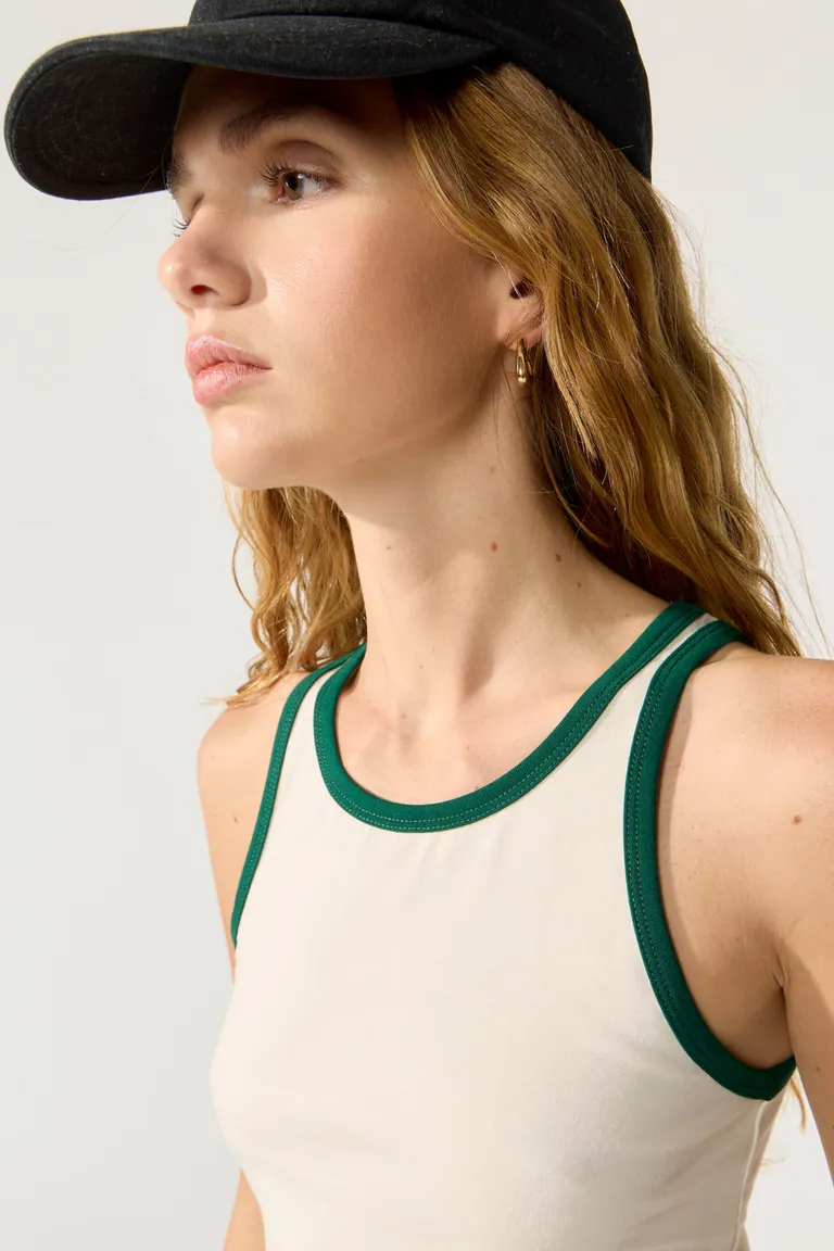 Musculosa blanca ajustada al cuerpo con detalles en contraste de Cuesta Blanca en Remeras para argentina