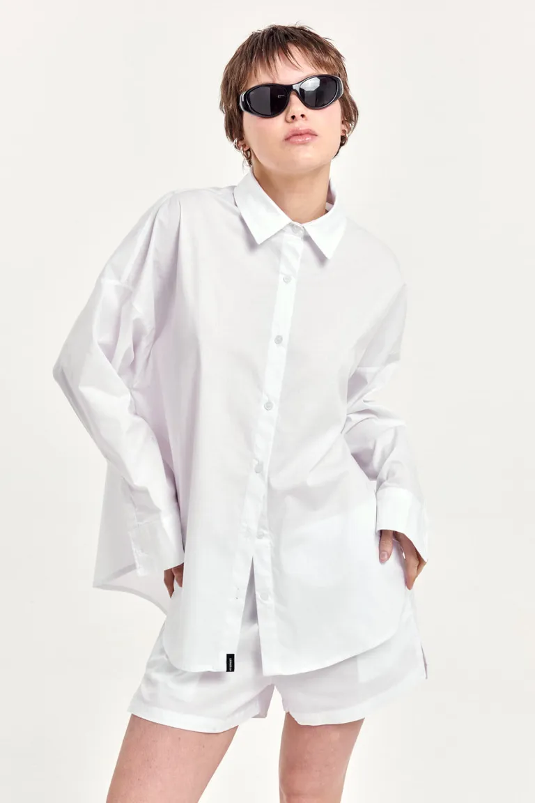 Camisa blanca de corte holgado y mangas largas, diseño versátil y de fácil combinación de 47 Street en Camisas para argentina
