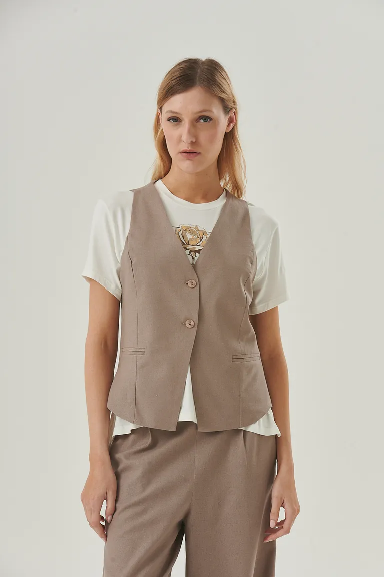 Chaleco Dara: Prenda clásica y versátil con diseño entallado y detalles elegantes de Sweet en Chalecos para argentina