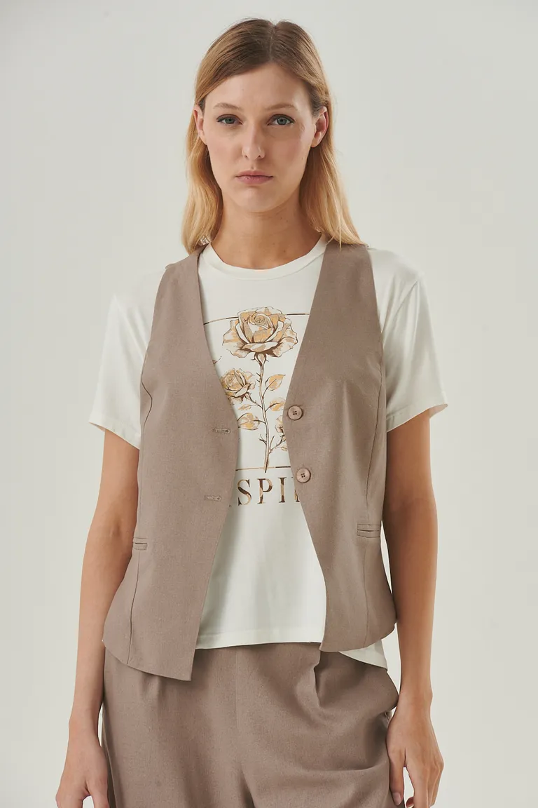 Chaleco Dara: Prenda clásica y versátil con diseño entallado y detalles elegantes de Sweet en Chalecos para argentina