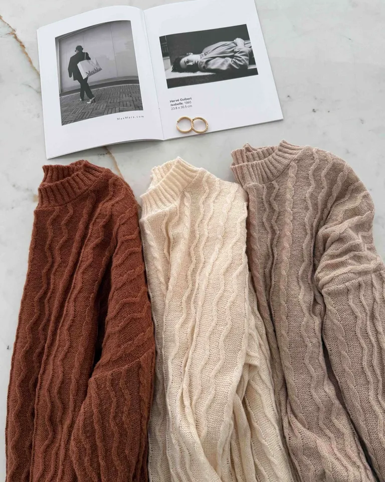 Suéter de punto con diseño de ondas verticales en tonos marrones de Hesed en Buzos y Sweaters para argentina