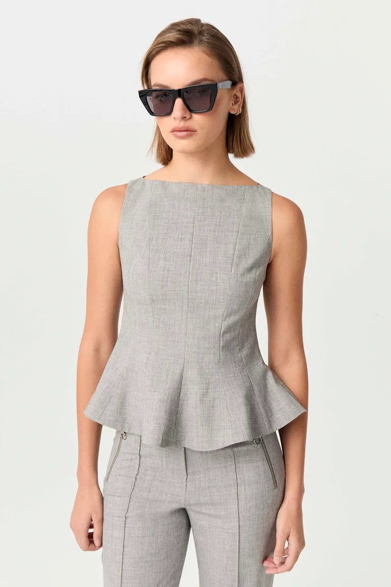 Top grana de corte estructurado y detalles de péplum para un look formal y elegante de Markova en Tops para argentina