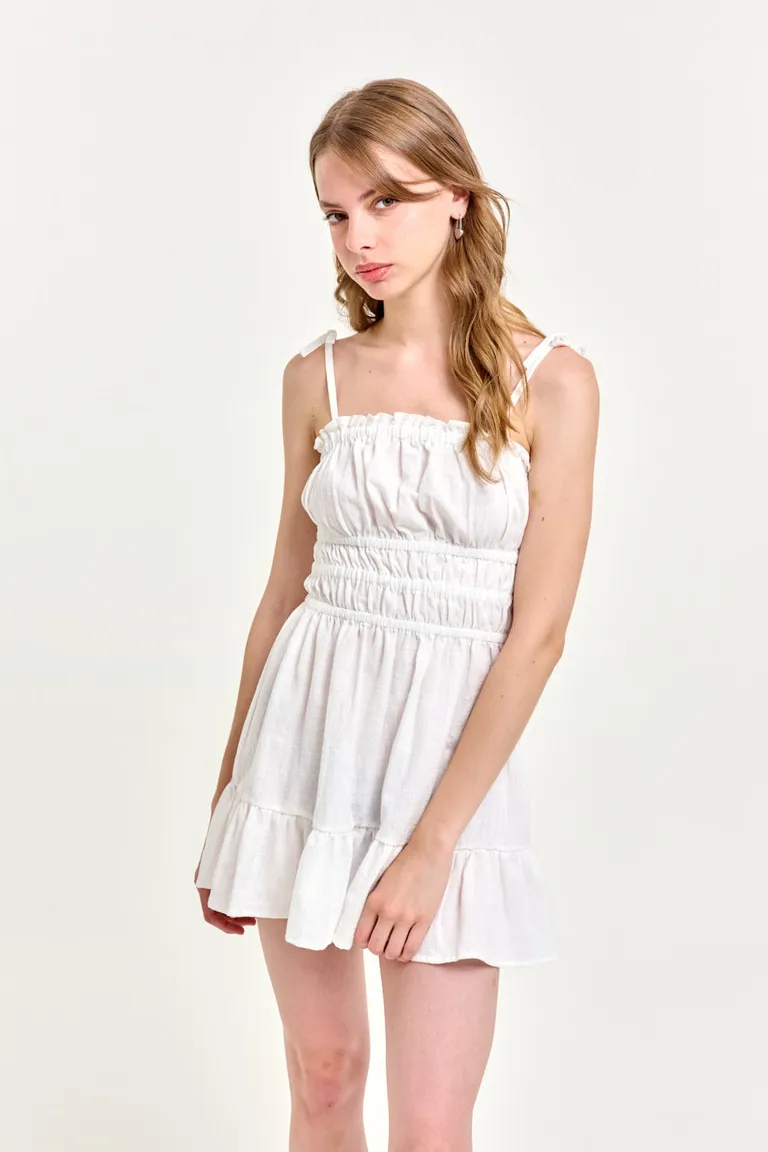 Vestido blanco de algodón con pechera elastizada y falda con volados de 47 Street en Vestidos para argentina