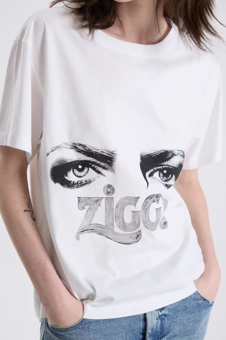 Remera de manga corta con cuello redondo y diseño gráfico estampado en el frente de Maria Cher en Remeras para argentina