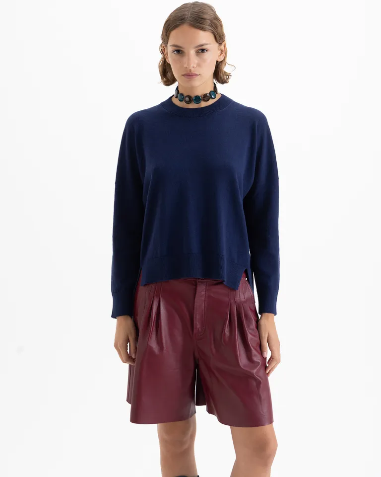 Sweater femenino de calce holgado con cuello redondo y mangas largas de largo a la cadera de Jazmin Chebar en Buzos y Sweaters para argentina