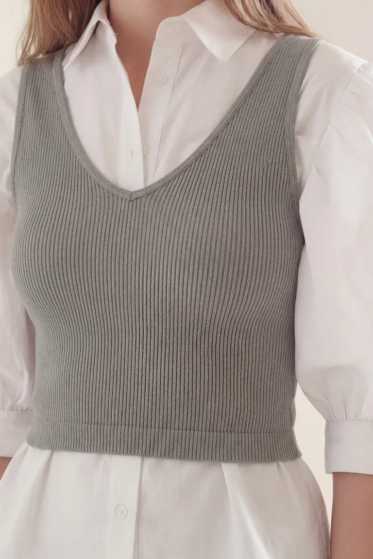 Top corto de punto con cuello en v sin mangas de calce entallado de Akiabara en Tops para argentina