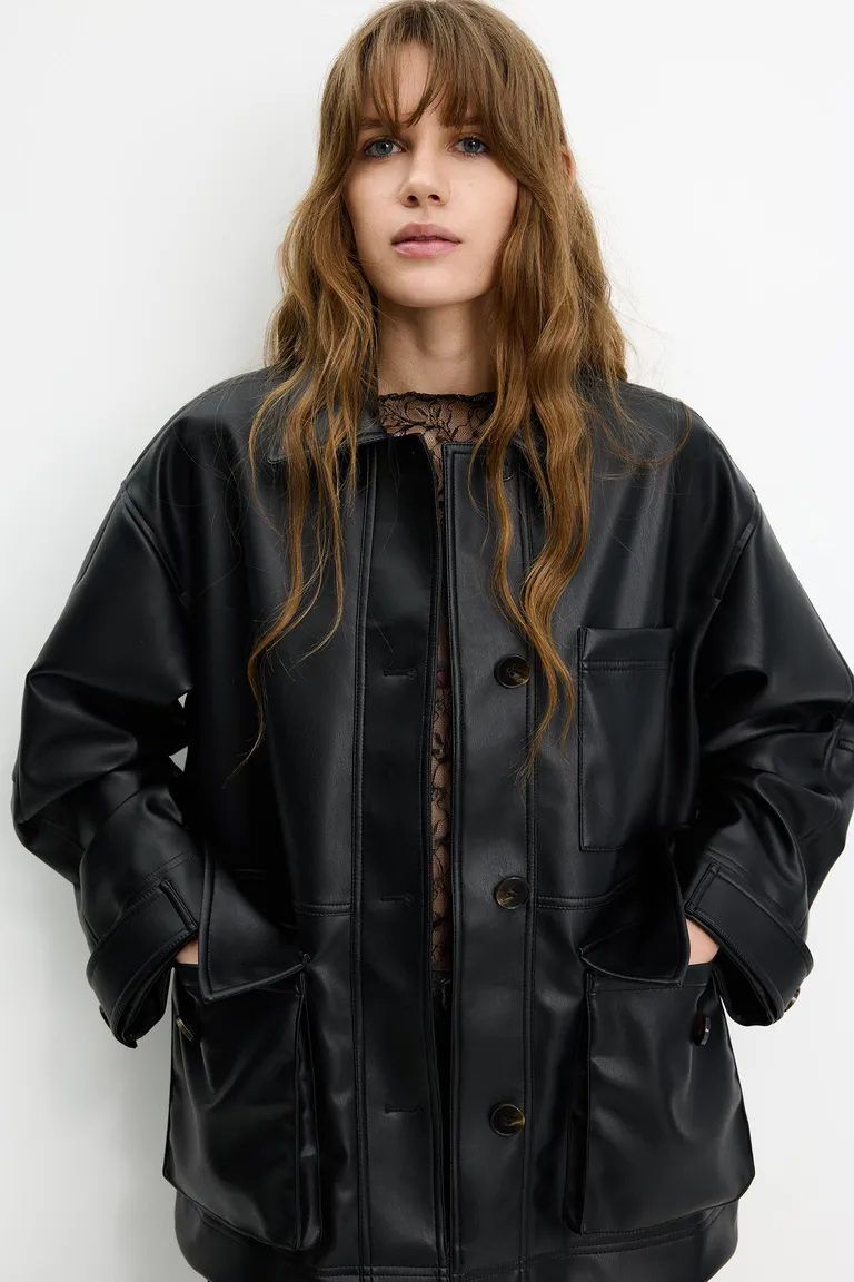 Sobrecamisa larga efecto cuero de Pull&Bear en Chaquetas para argentina