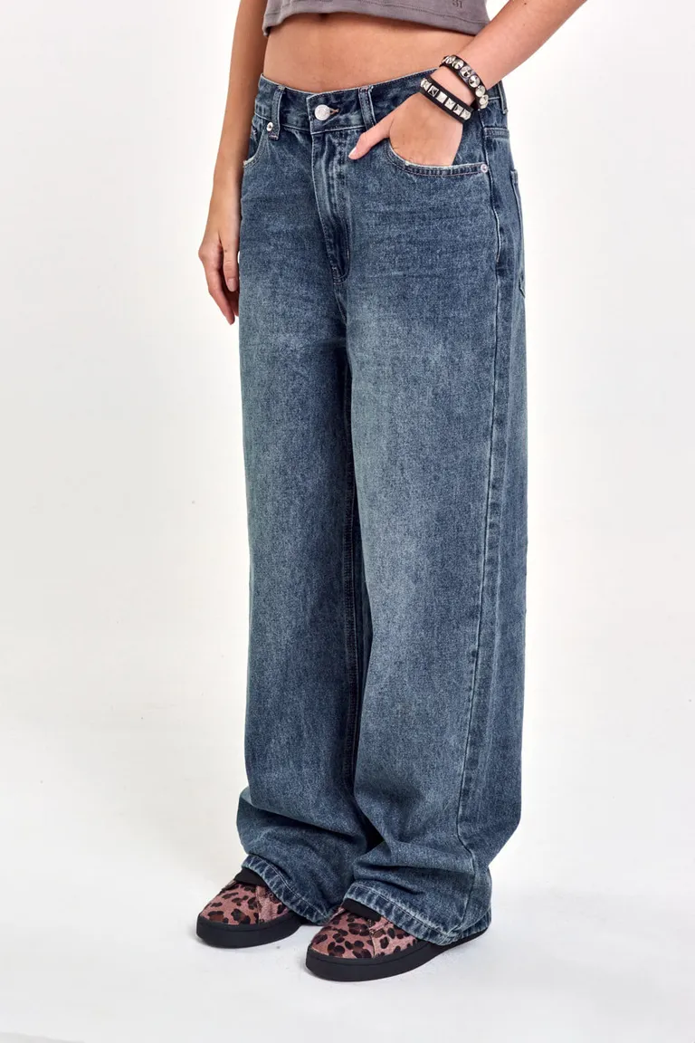 Pantalón de mezclilla de pierna ancha con detalles metálicos de 47 Street en Pantalones para argentina