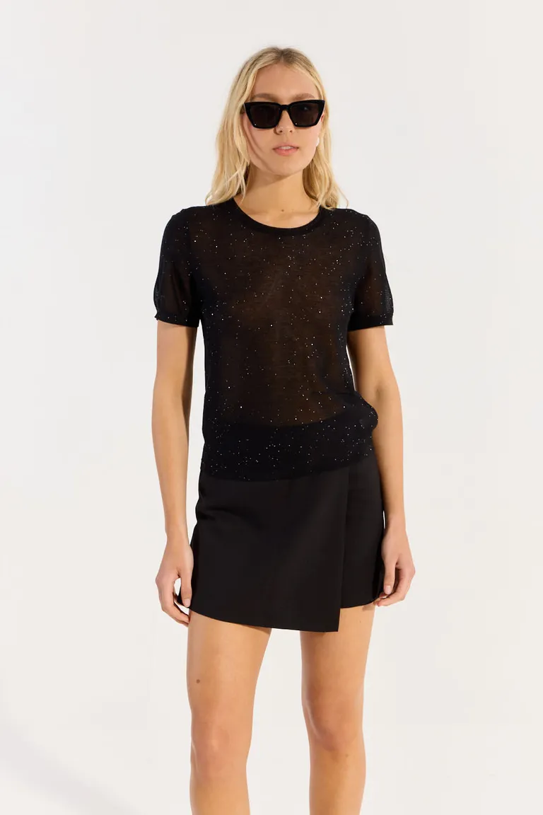 Remera negra de manga corta con detalle de lentejuelas de diseño modular de Portsaid en Remeras para argentina