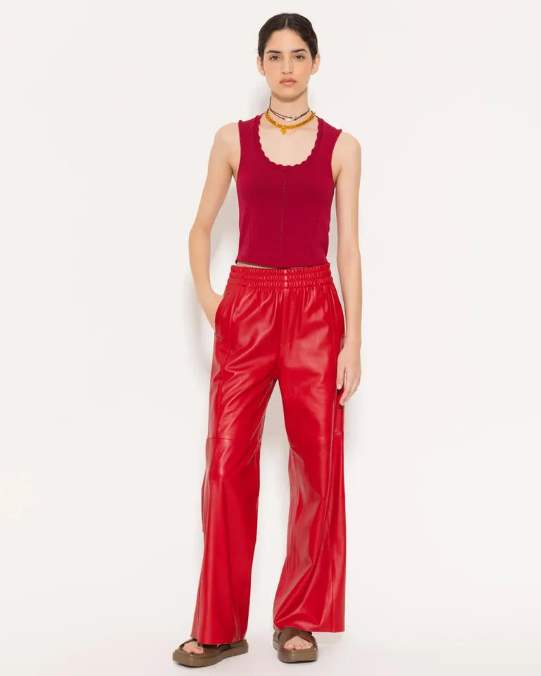 Top sin mangas de cuello redondo y profundo en tejido elástico y cómodo de Jazmin Chebar en Tops para argentina