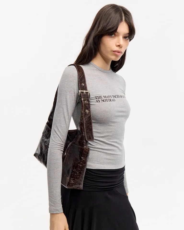 Remera manga larga con cuello redondo y estampa tipográfica en el frente de Ay Not Dead en Remeras para argentina