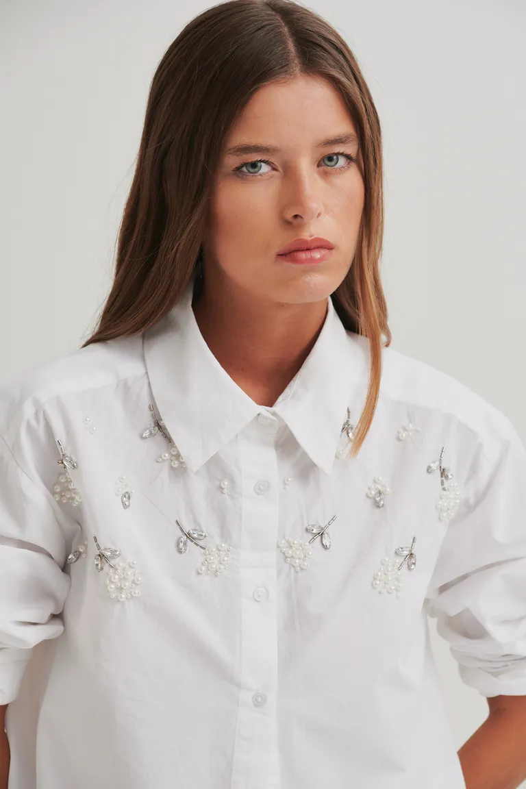 Camisa Isabella: Diseño clásico con detalles bordados que le dan un toque femenino y elegante de Sweet en Camisas para argentina