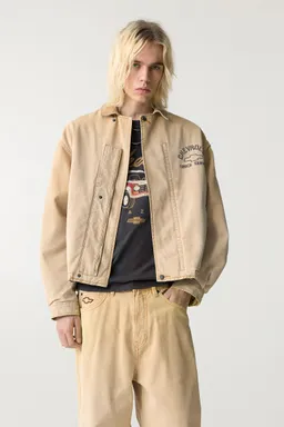 Campera denim chevrolet de Pull&Bear en Abrigos y Camperas para argentina
