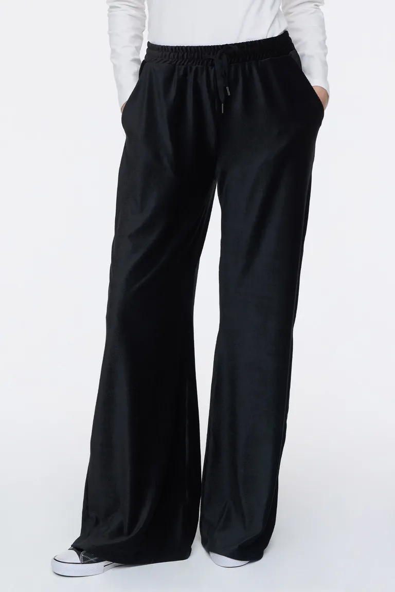 Pantalón tiro alto tipo jogger con cintura elastizada y bolsillos frontales para mujer de Cuesta Blanca en Pantalones para argentina