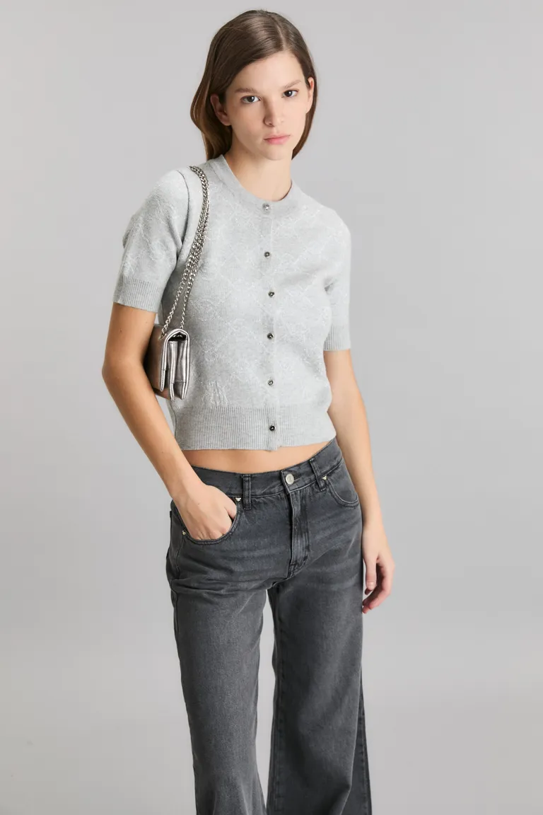 Cardigan de punto gris con diseño elegante y manga corta para mujer de Kosiuko en Buzos y Sweaters para argentina