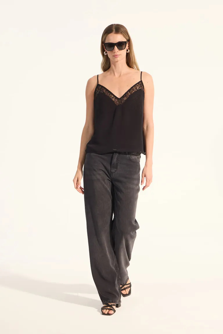 Top estilo lencero con recortes en encaje y pespuntes, diseño semi-descubierto en la espalda de Portsaid en Tops para argentina