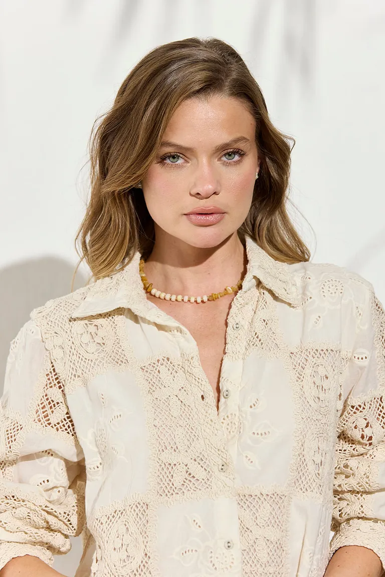 Camisa de mujer con detalles en crochet y bordados, de diseño patchwork de Indiastyle en Camisas para argentina