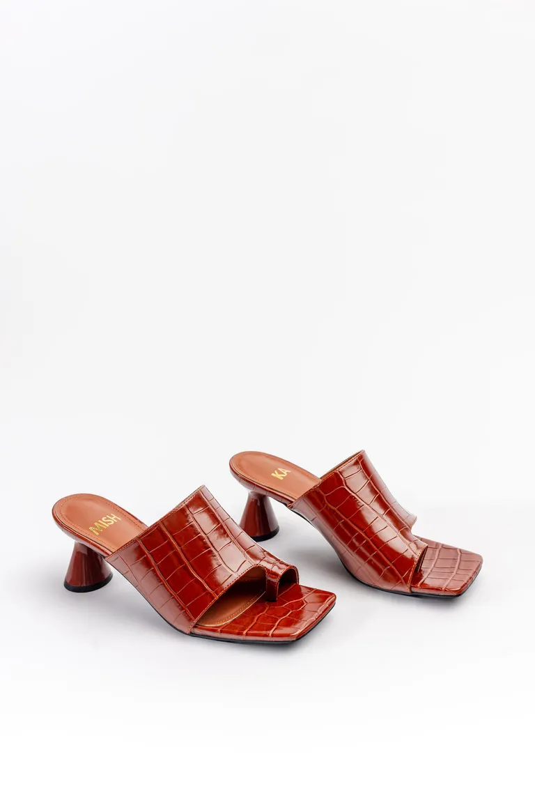 Zuecos planos de diseño geométrico en tono rojo de Mishka en Zuecos Planos para argentina