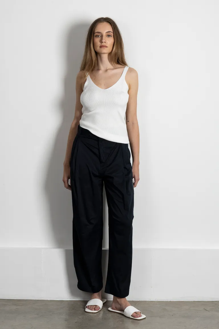 Musculosa blanca de punto con detalle de canelones y escote en V de Kill en Buzos y Sweaters para argentina