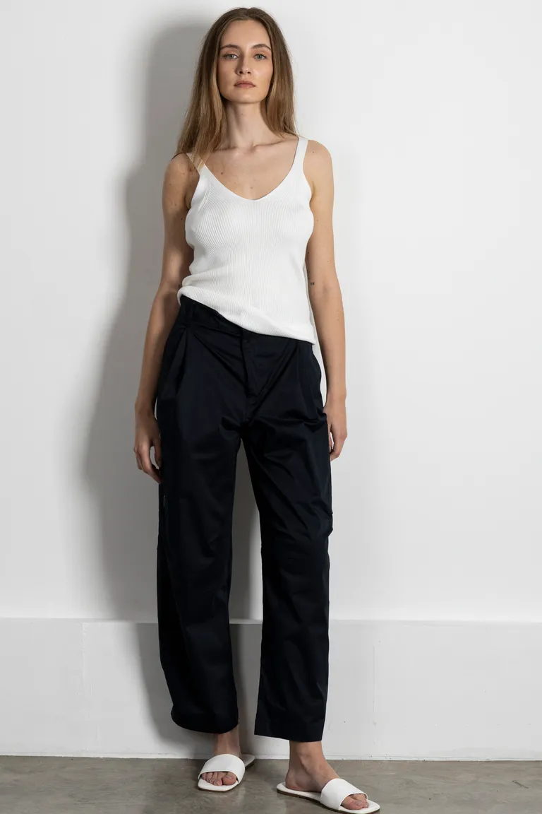 Musculosa blanca de punto con detalle de canelones y escote en V de Kill en Buzos y Sweaters para argentina