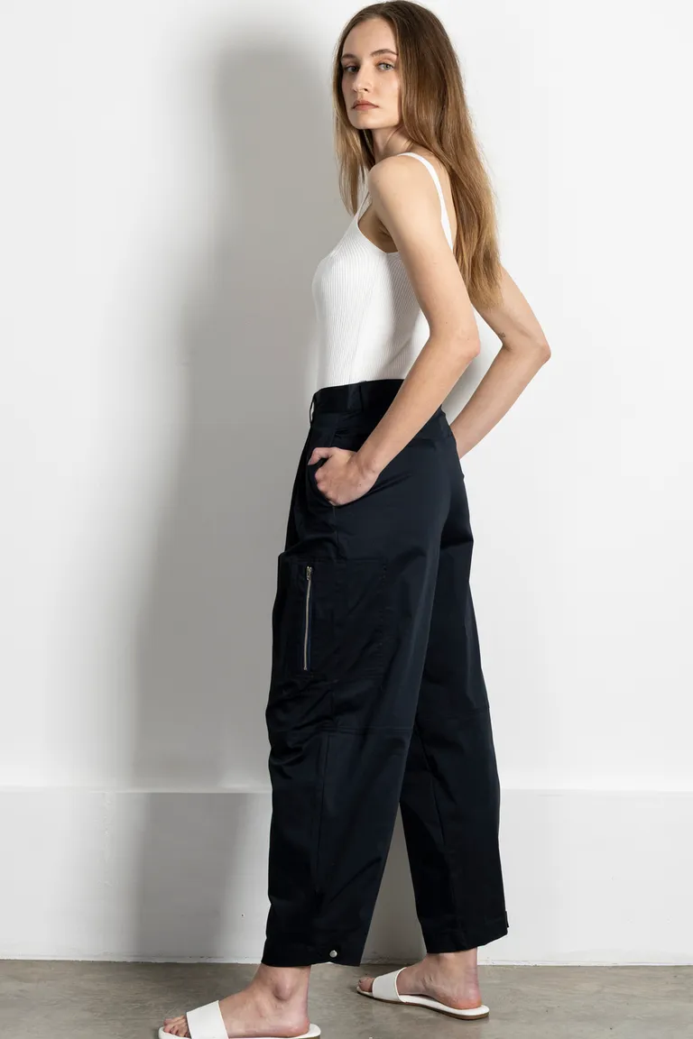 Musculosa blanca de punto con detalle de canelones y escote en V de Kill en Buzos y Sweaters para argentina